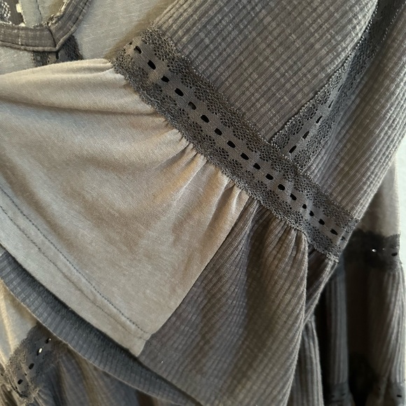 POL Black and Gray Top with Bell Sleeves - Picture 5 of 10